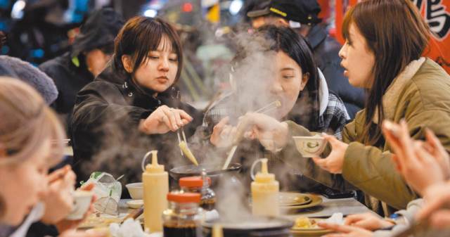 日籍丈夫嫌「薑母鴨桌椅太矮」　岳父一句話神回應「秒殺」萬人笑翻